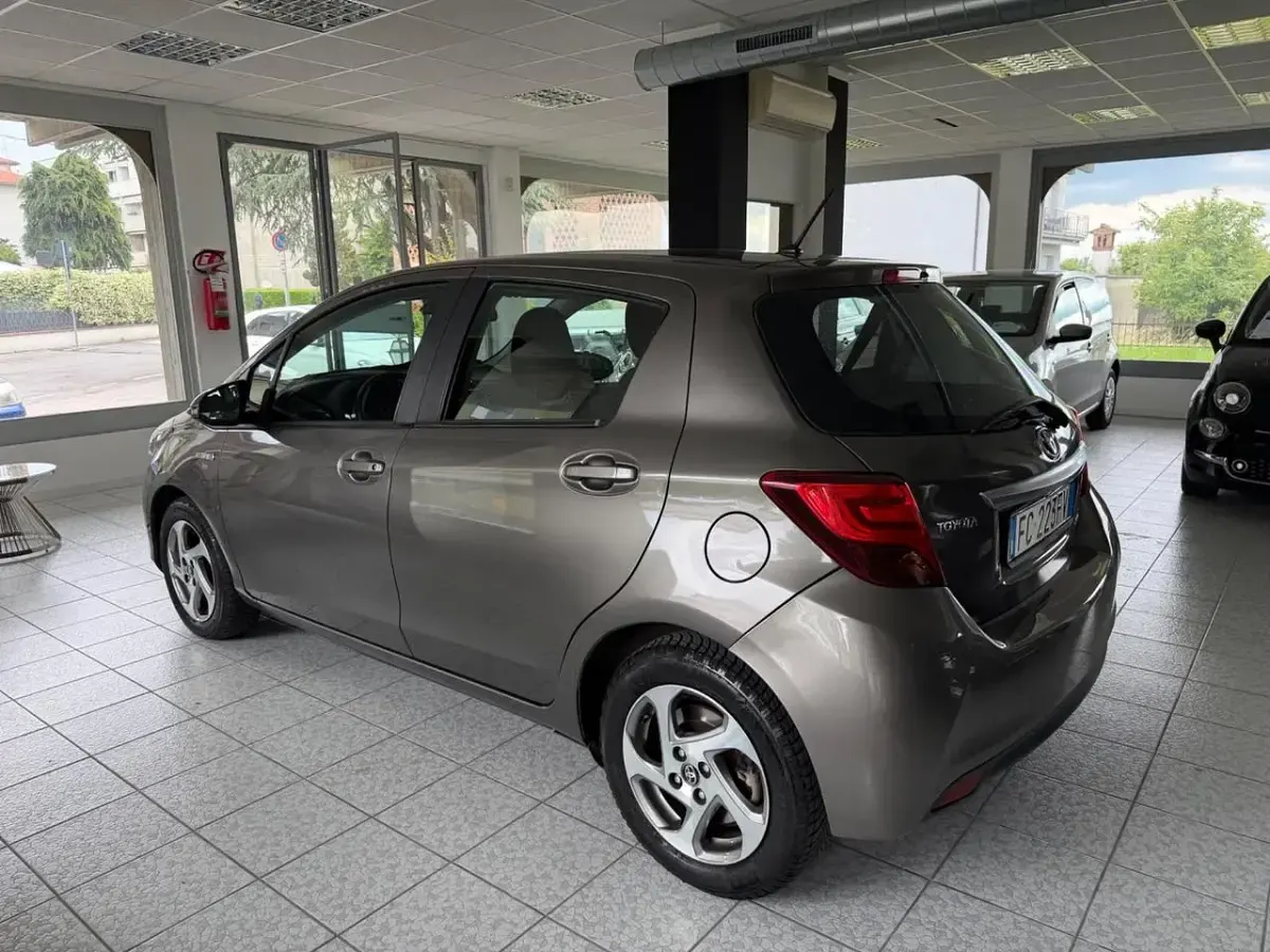 Usata Toyota Yaris Hybrid Active 73 CV (53 kW) 2016 Bianco Berlina