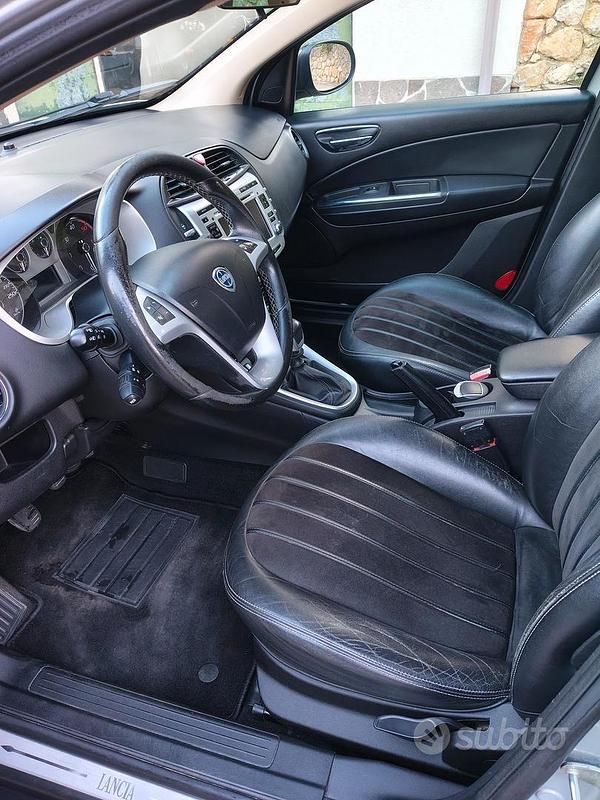 Usata Lancia Delta 190 CV (139 kW) 2011 Grigio Utilitaria