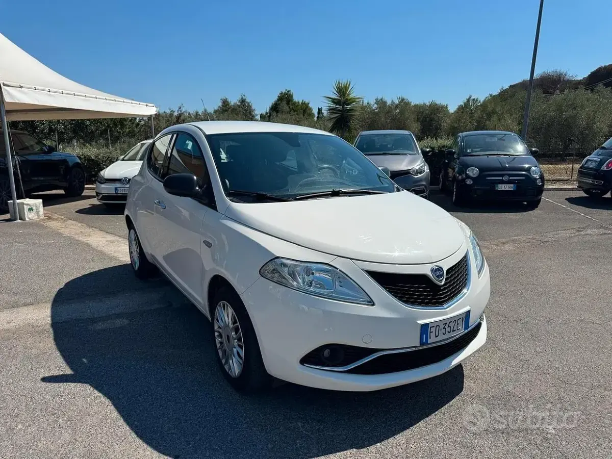 Usata Lancia Ypsilon Silver 69 CV (50 kW) 2016 Bianco Utilitaria