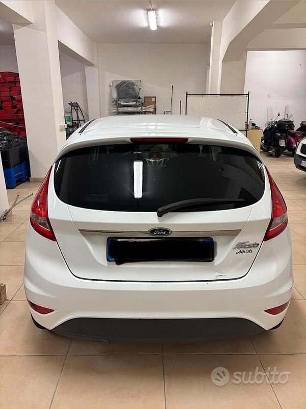 Usata Ford Fiesta Titanium 97 CV (71 kW) 2009 Bianco Berlina