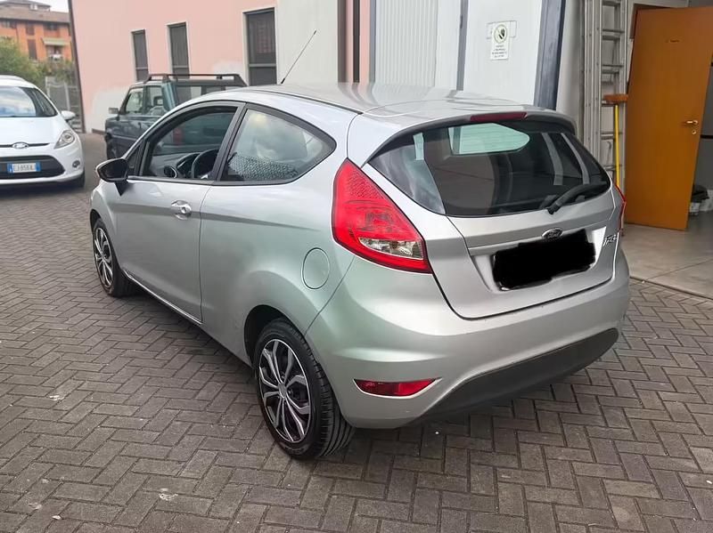 Usata Ford Fiesta 59 CV (43 kW) 2011 Argento Utilitaria