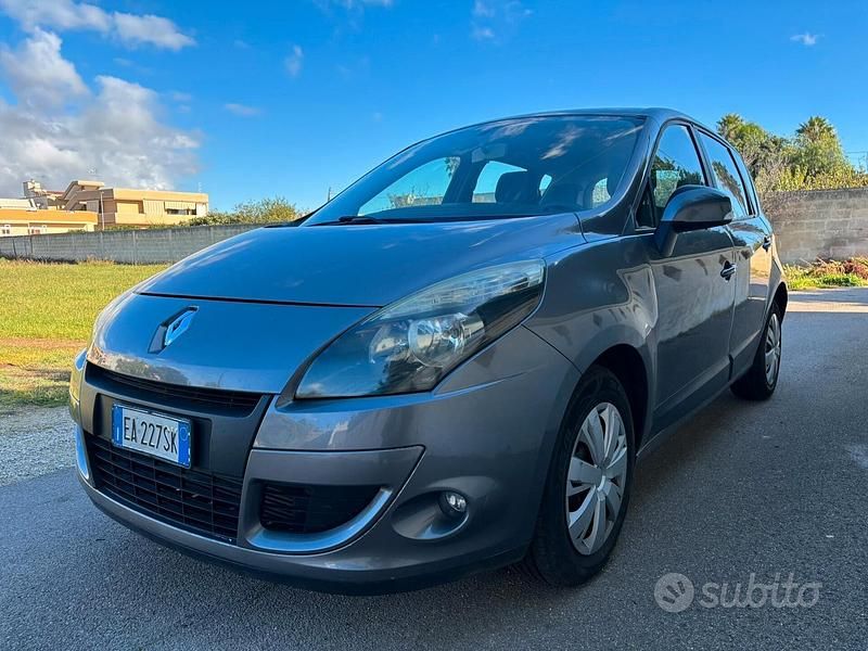 Usata Renault Scénic III XMOD 110 CV (80 kW) 2010 Grigio Monovolume