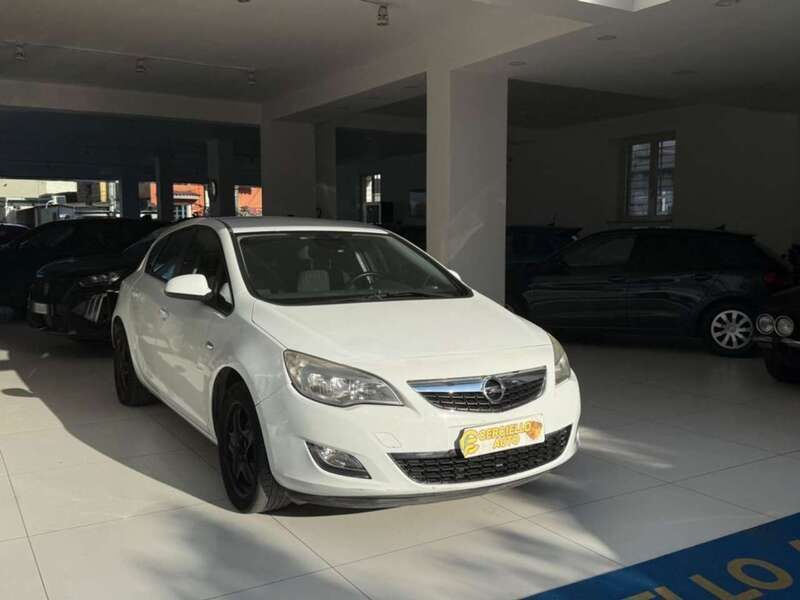 Usata Opel Astra Cosmo 101 CV (74 kW) 2011 Bianco metallizzato Berlina