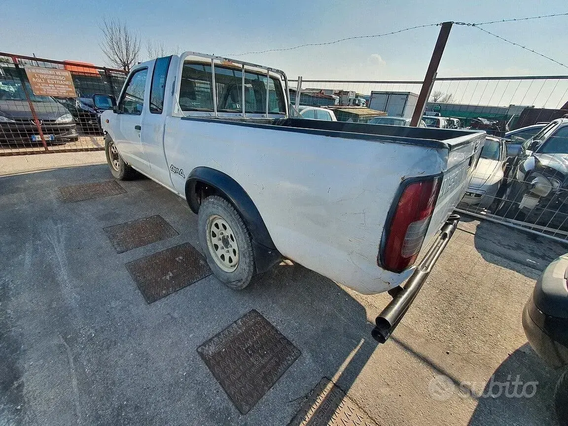 Usata Nissan Navara 104 CV (76 kW) 1999 Bianco Pick-up