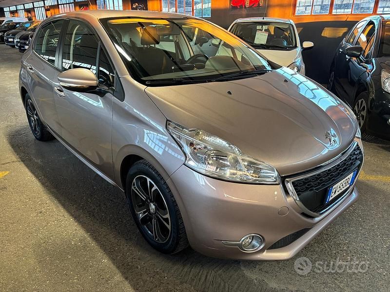 Usata Peugeot 208 Allure 82 CV (60 kW) 2014 Viola Utilitaria