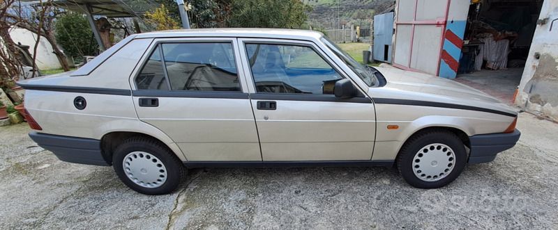 Usata Alfa Romeo 75 120 CV (88 kW) 1989 Grigio Berlina