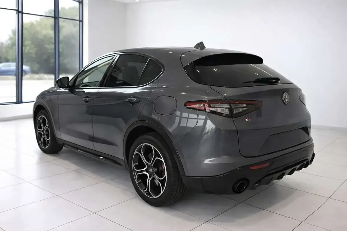 Usata Alfa Romeo Stelvio Veloce 209 CV (153 kW) 2024 Grigio vesuvio SUV