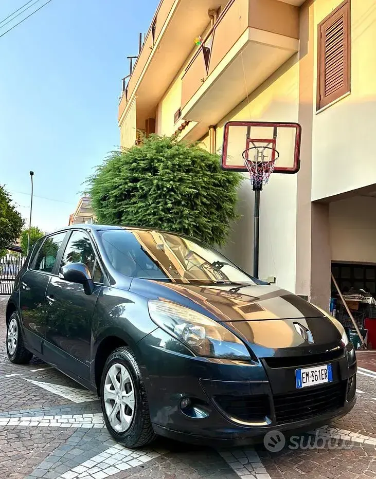 Usata Renault Scénic III 106 CV (77 kW) 2009 Grigio Monovolume