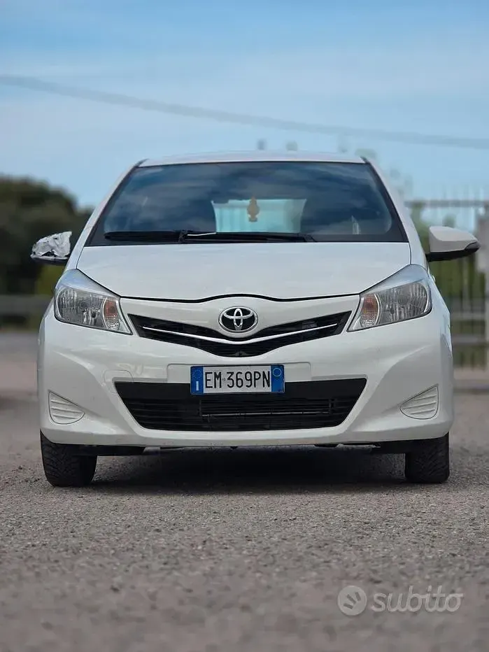 Usata Toyota Yaris Active 69 CV (50 kW) 2012 Bianco Utilitaria