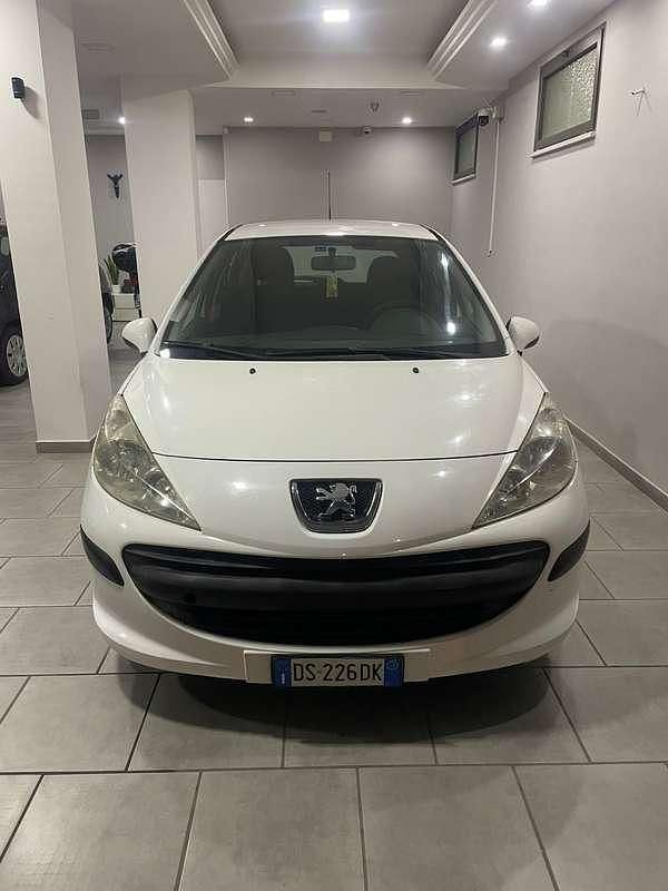 Usata 2008 Peugeot 207 Tre volumi | 2400 € (Ottimo prezzo) - Immagine 1/4