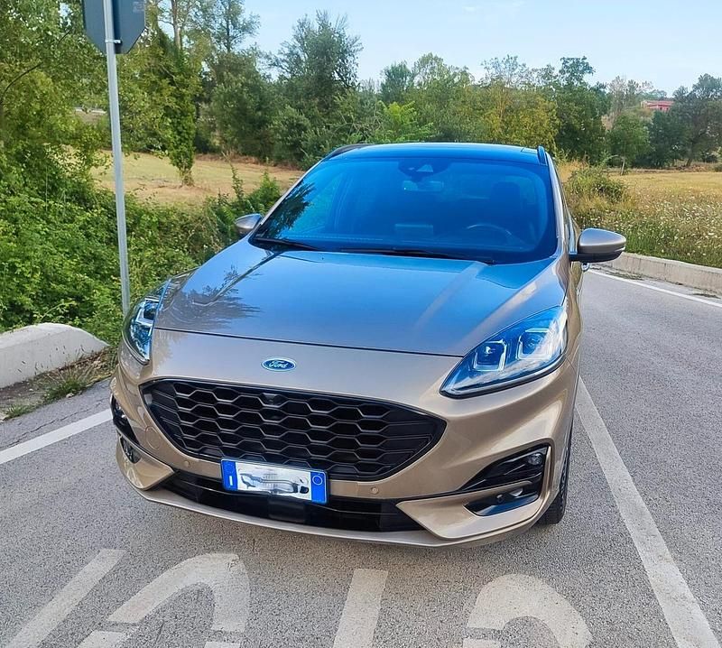 Usata Ford Kuga Titanium X 120 CV (88 kW) 2020 Oro SUV