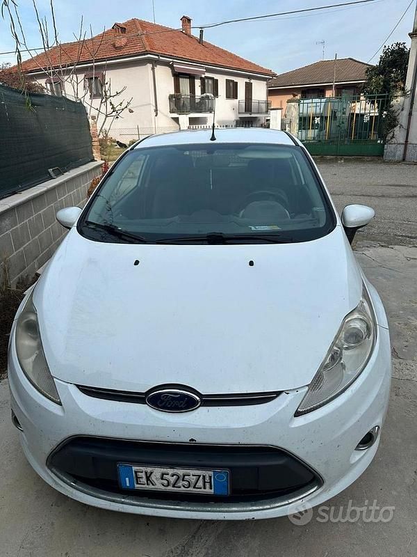 Usata Ford Fiesta 70 CV (51 kW) 2011 Bianco Berlina