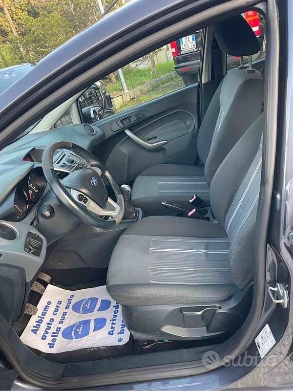 Usata Ford Fiesta Titanium 92 CV (67 kW) 2009 Grigio Berlina