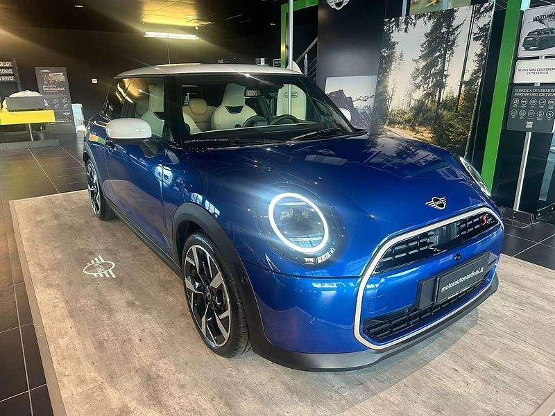 Usata Mini Cooper Favoured 150 kW (204 CV) 2025 Blazing blue Utilitaria
