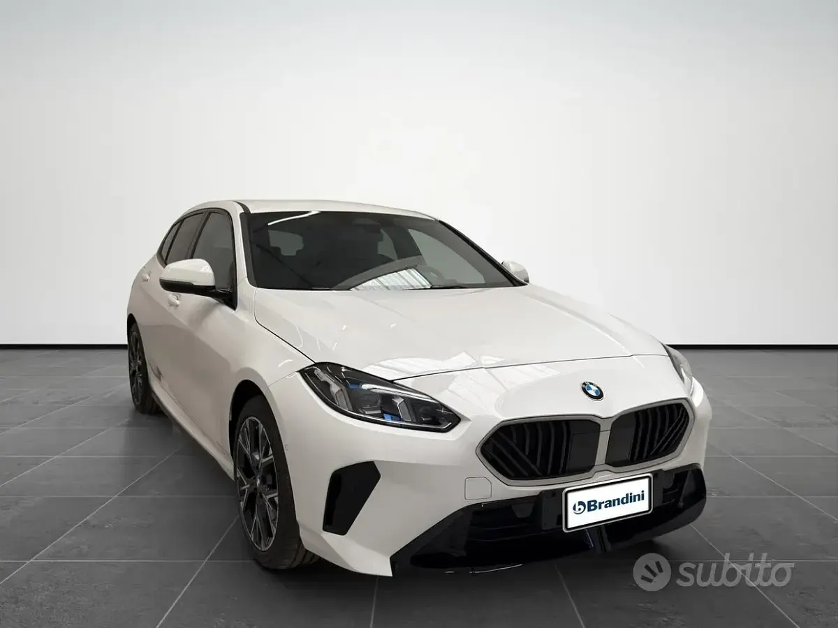 Nuova BMW 118 M Sport 150 CV (110 kW) 2026 Alpin white pastello Utilitaria