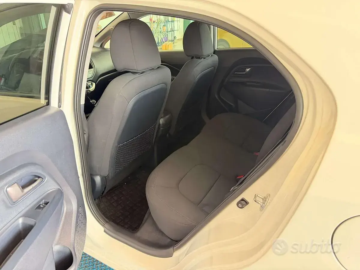 Usata Kia Rio 75 CV (55 kW) 2014 Bianco Berlina