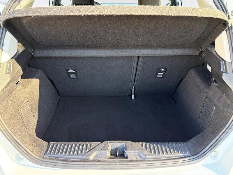 Second-hand Ford Fiesta Titanium 75 CP (55 kW) 2023 Alb Berlinǎ