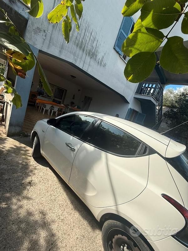 Usata Lancia Ypsilon Gold 69 CV (50 kW) 2017 Bianco Utilitaria