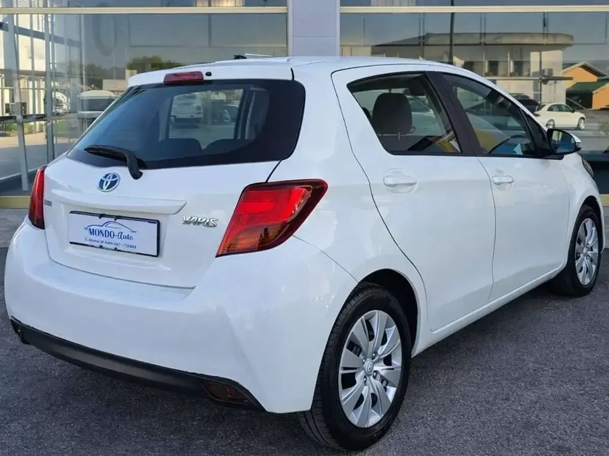 Usata Toyota Yaris Hybrid Active 73 CV (53 kW) 2017 Bianco Berlina