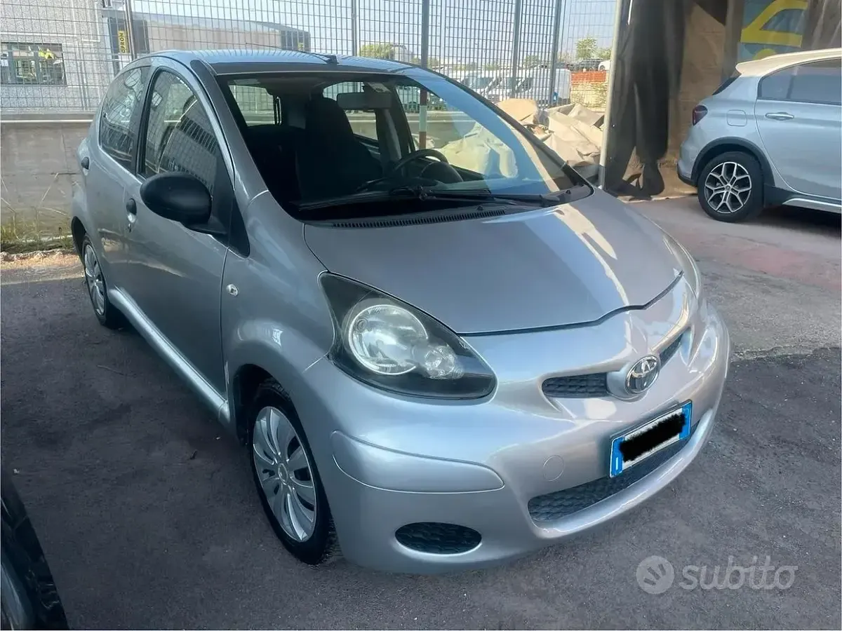 Usata Toyota Aygo 68 CV (50 kW) 2010 Grigio Utilitaria