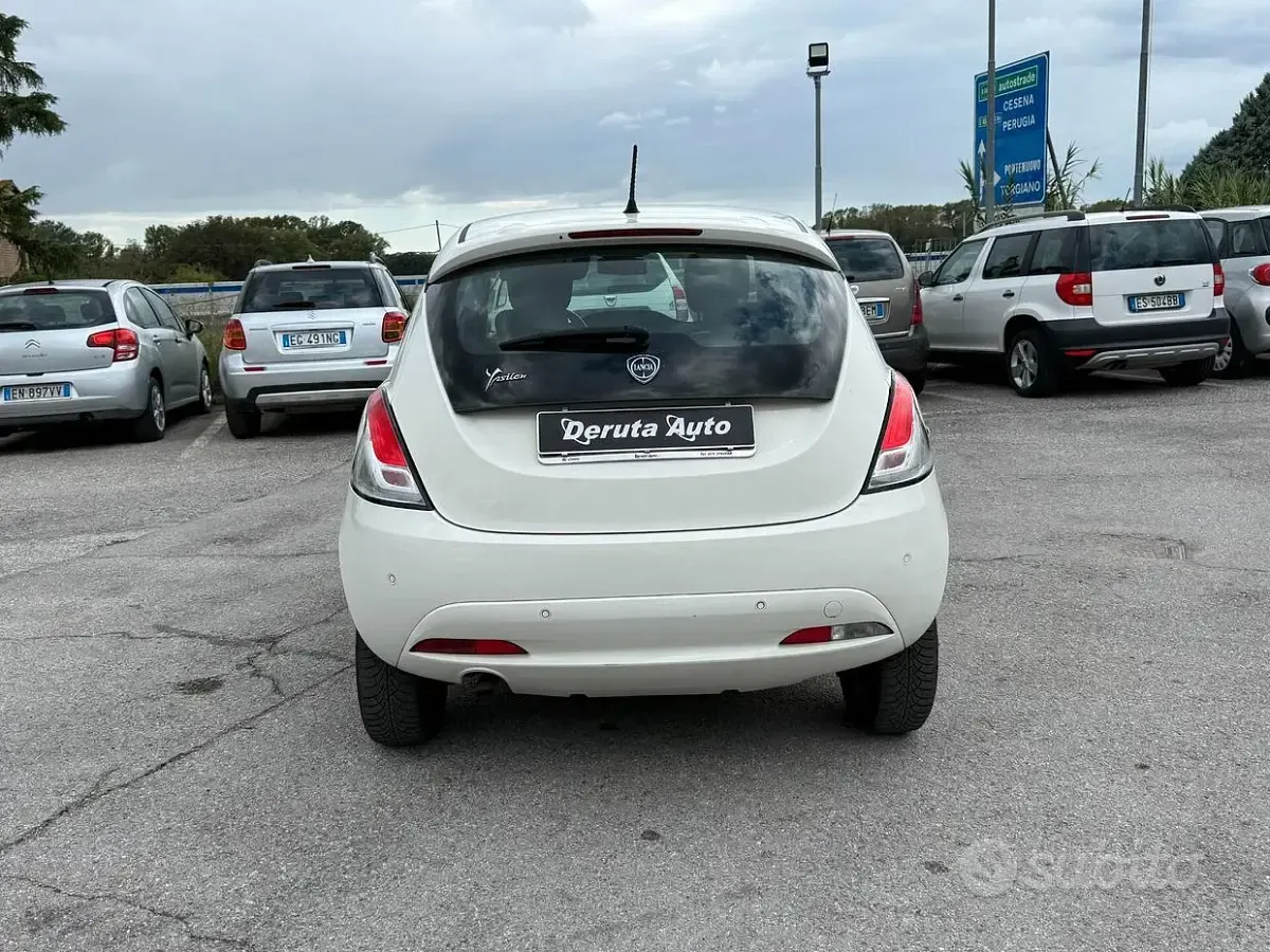 Usata Lancia Ypsilon 80 CV (58 kW) 2016 Bianco Utilitaria