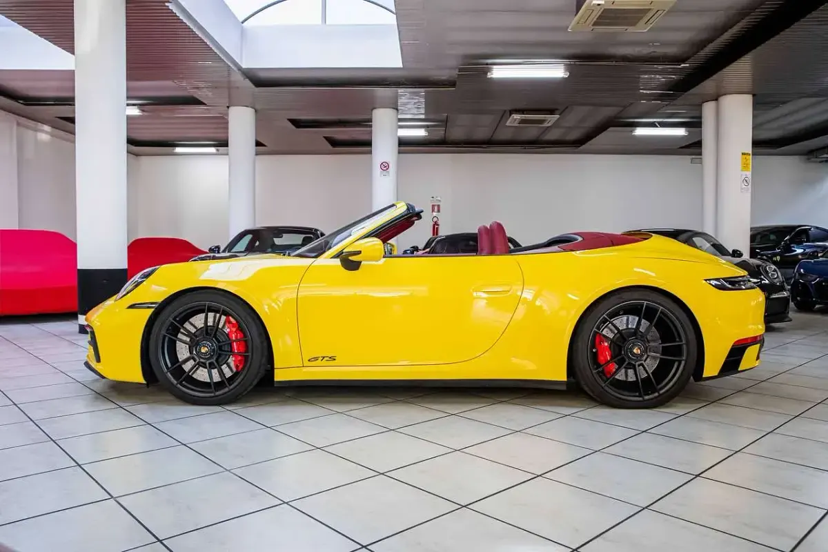 Usata Porsche 911 Carrera 4 GTS Sport 480 CV (353 kW) 2021 Giallo racing Cabrio