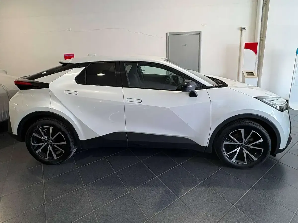 Usata Toyota C-HR Trend 98 CV (72 kW) 2024 Platinum pearl white [089] SUV