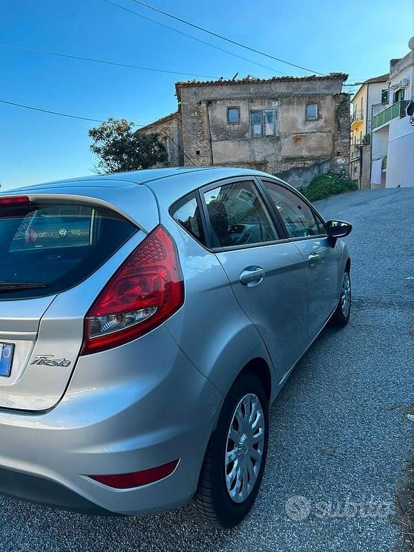 Usata Ford Fiesta Titanium 95 CV (69 kW) 2010 Grigio Berlina