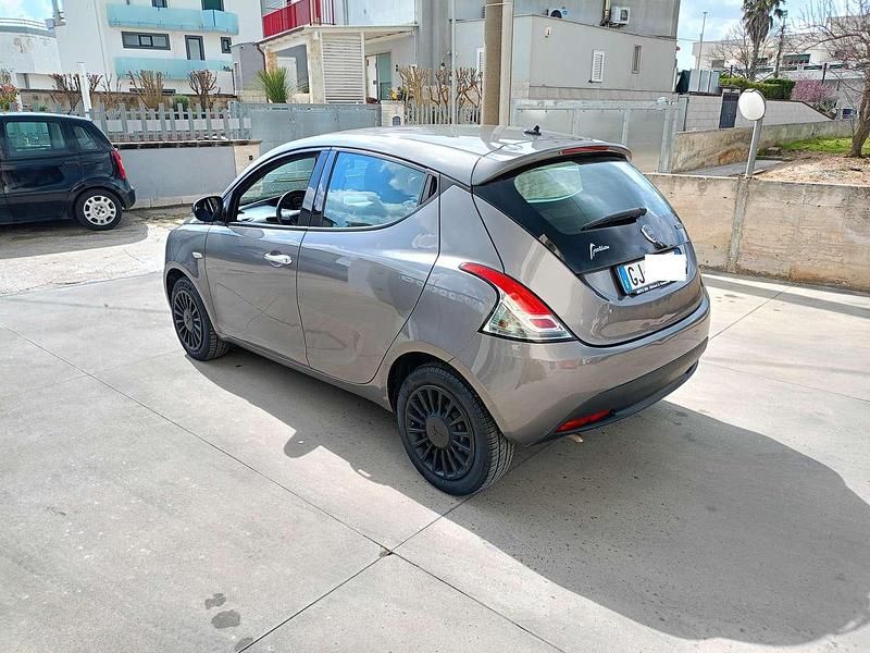 Usata Lancia Ypsilon Gold 69 CV (50 kW) 2022 Argento Utilitaria