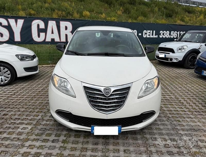 Usata Lancia Ypsilon Silver 69 CV (50 kW) 2015 Bianco Utilitaria