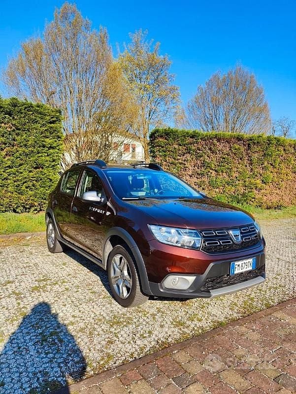 Usata Dacia Sandero Stepway 90 CV (66 kW) 2017 Marrone Berlina