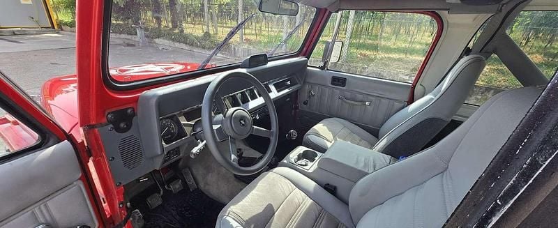 Usata Jeep Wrangler Laredo 103 CV (75 kW) 1991 Rosso SUV