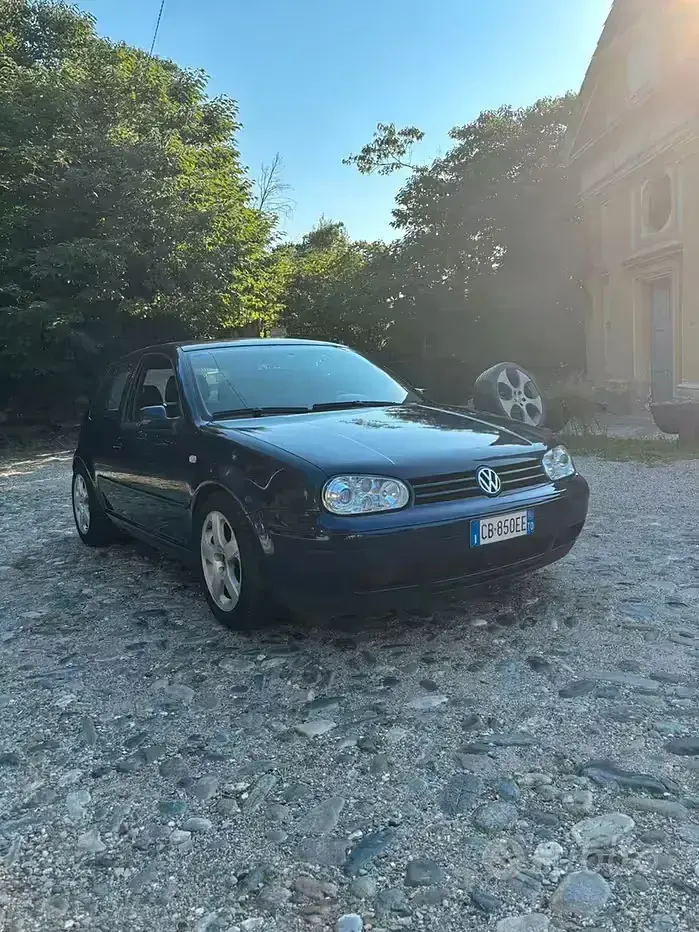 Usata VW Golf IV Highline 131 CV (96 kW) 2002 Bluazzurro Berlina
