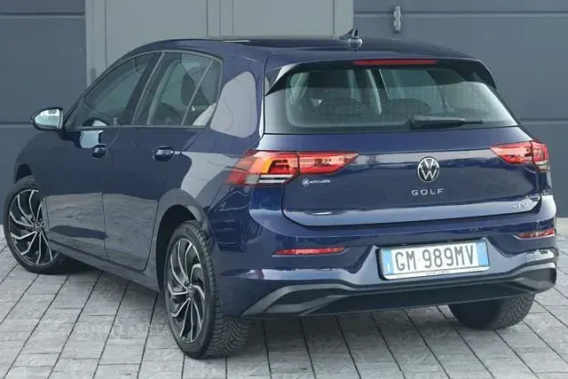 Usata VW Golf VIII Life 110 CV (80 kW) 2023 Blu Berlina