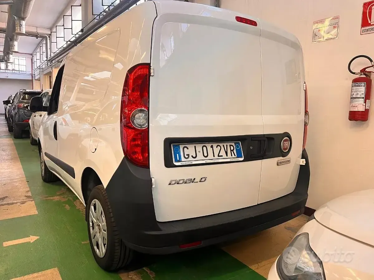Usata Fiat Doblò Lounge 105 CV (77 kW) 2022 Bianco Monovolume