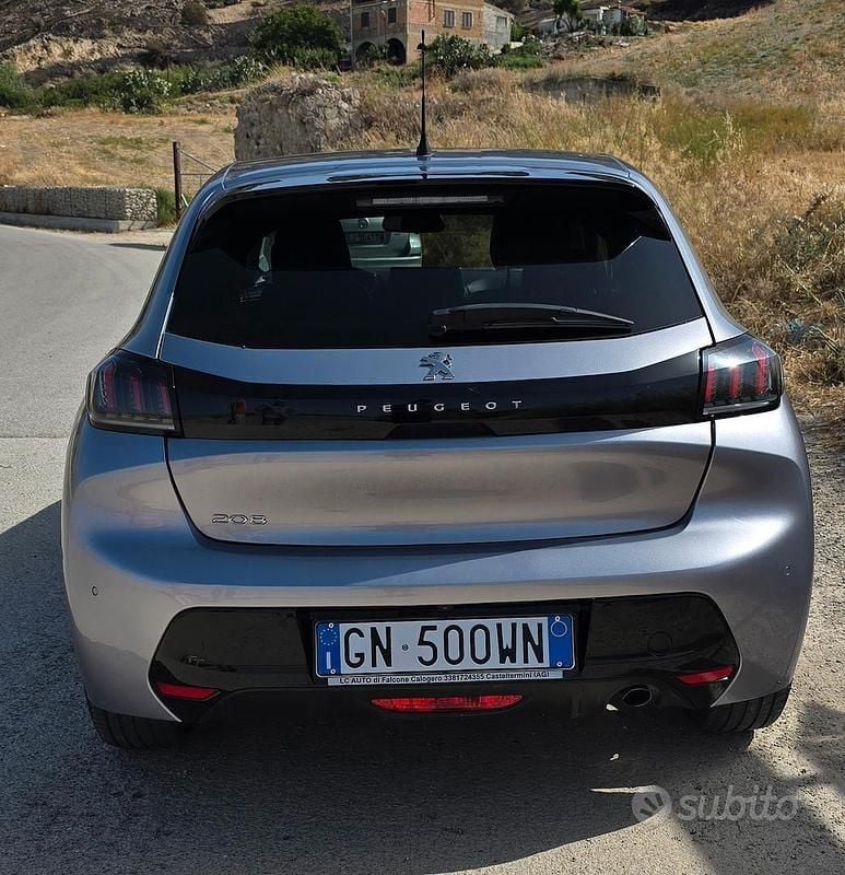 Usata Peugeot 208 Allure 102 CV (75 kW) 2023 Grigio Utilitaria