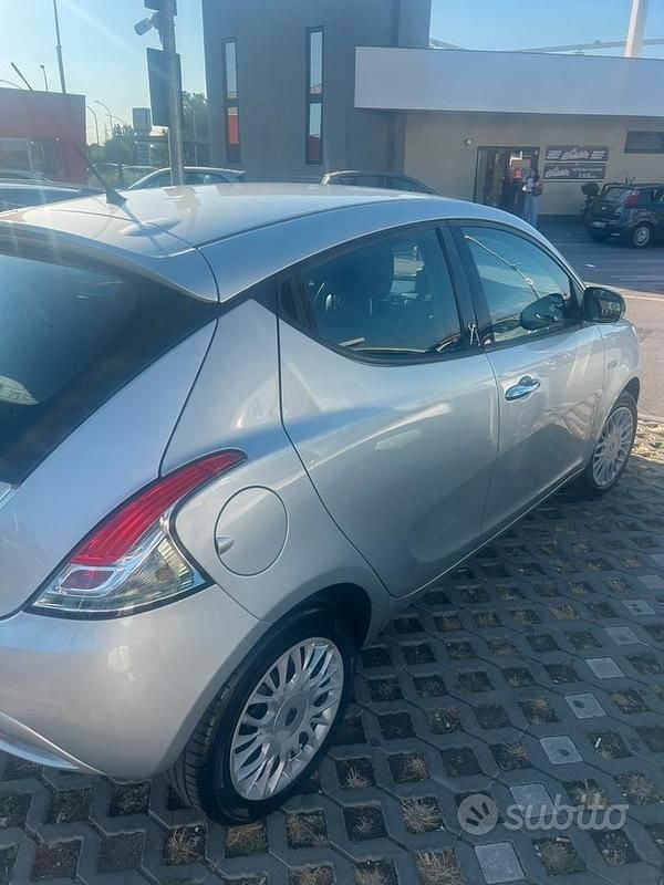 Usata Lancia Ypsilon 80 CV (58 kW) 2017 Grigio Utilitaria