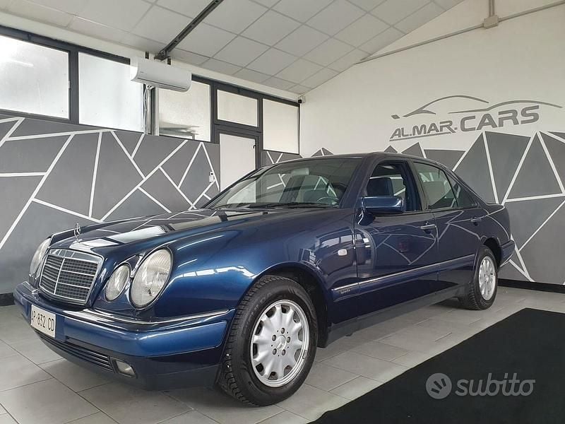Usata Mercedes E250 Elegance 113 CV (83 kW) 1997 Blu Berlina