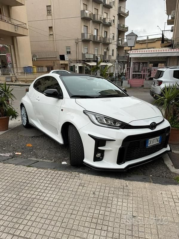 Bianco Usata 2022 Toyota Yaris Berlina | 35.000 € (Ottimo prezzo) - Immagine 1/4