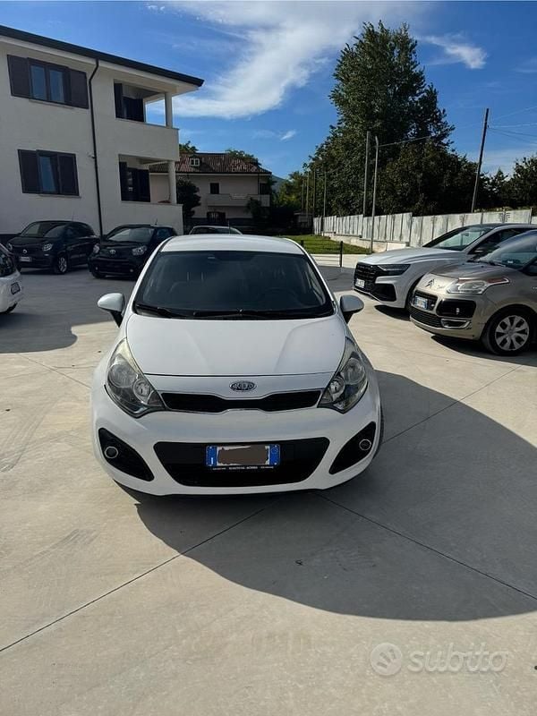 Bianco Usata 2012 Kia Rio Due volumi | 4299 € (Super prezzo) - Immagine 1/4