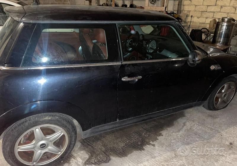 Usata Mini Cooper D 110 CV (80 kW) 2006 Nero Utilitaria