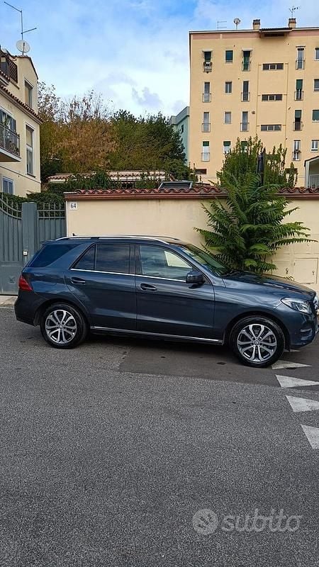 Grigio Usata 2015 Mercedes GLE250 Tre volumi | 18.000 € (Super prezzo) - Immagine 1/4