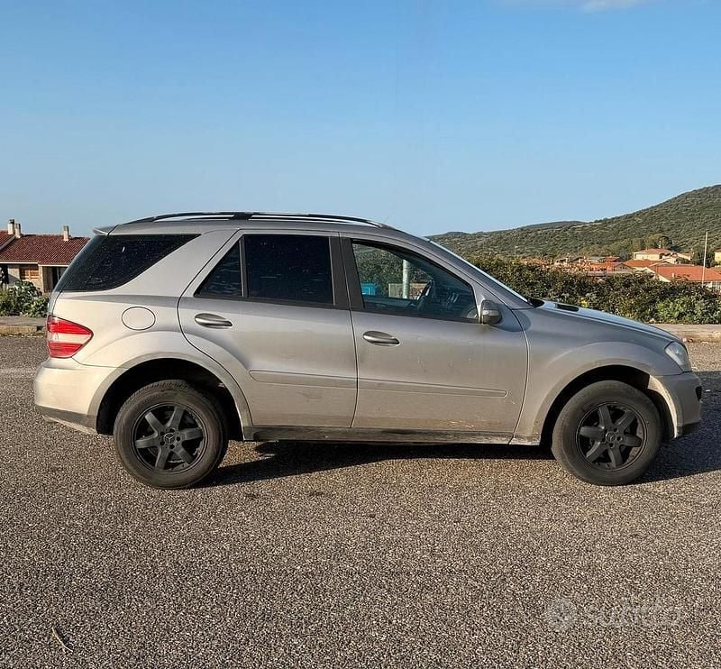 Usata Mercedes ML320 224 CV (164 kW) 2007 Grigio SUV
