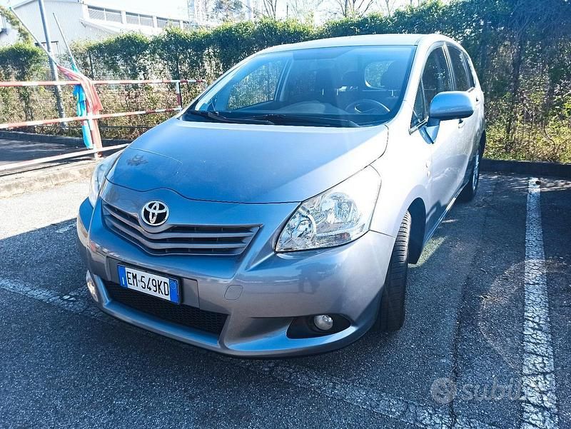 Usata Toyota Verso Style 126 CV (92 kW) 2012 Grigio Monovolume