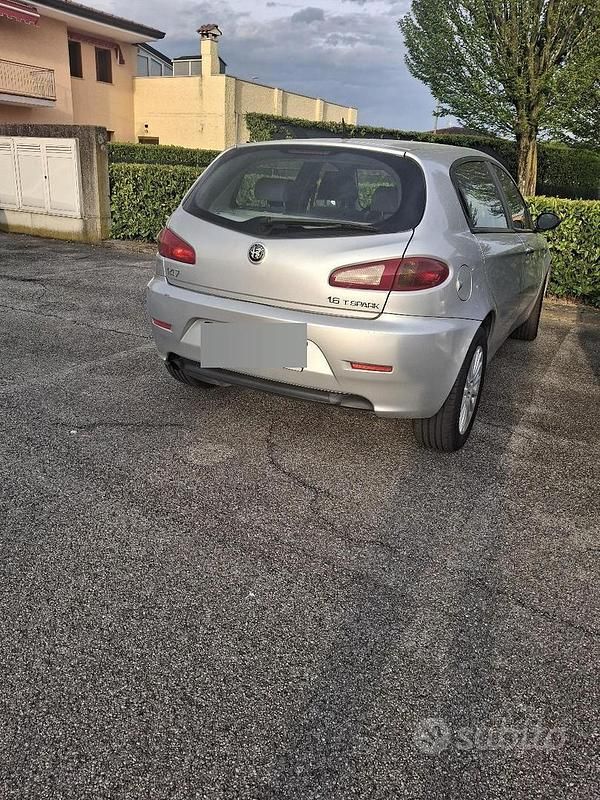 Usata Alfa Romeo 147 105 CV (77 kW) 2008 Grigio Utilitaria