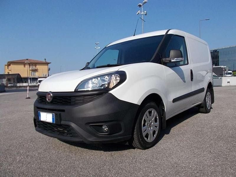 Usata Fiat Doblò Lounge 105 CV (77 kW) 2022 Bianco Monovolume