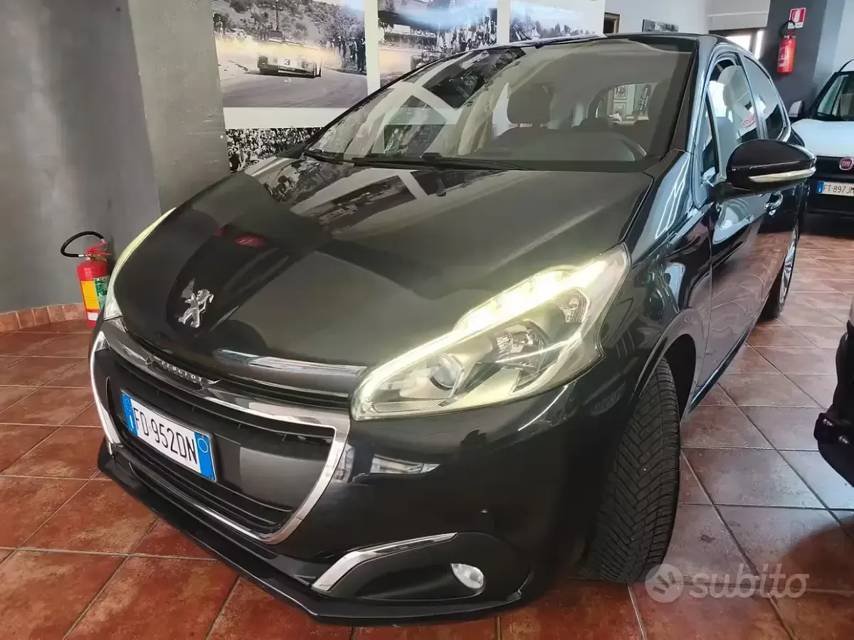 Usata Peugeot 208 Allure 100 CV (73 kW) 2017 Blu Utilitaria