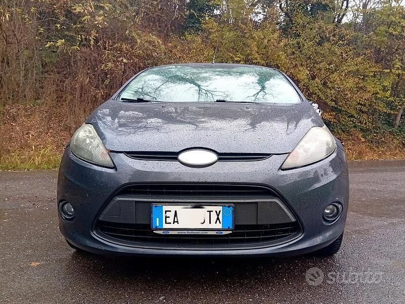Usata Ford Fiesta Titanium 92 CV (67 kW) 2010 Grigio Berlina