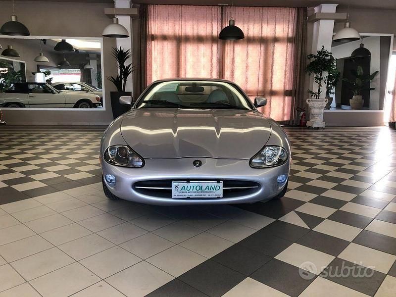 Usata Jaguar XK8 284 CV (208 kW) 2000 Grigio Coupé