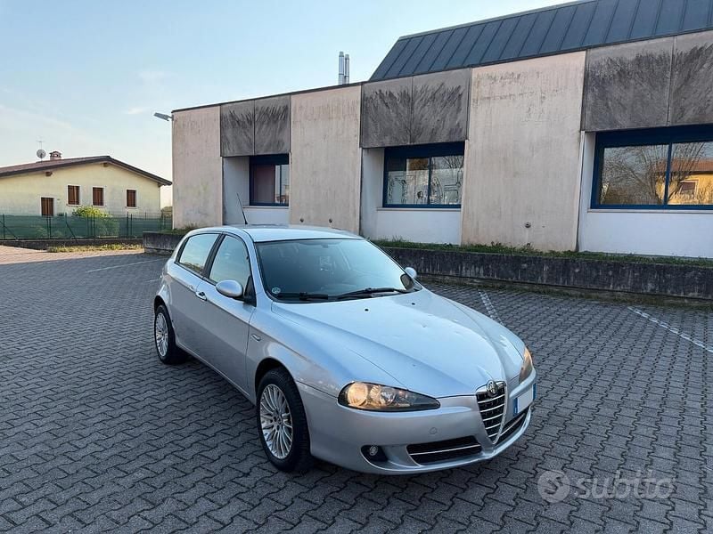Usata Alfa Romeo 147 120 CV (88 kW) 2007 Grigio Utilitaria